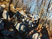 08 A tratti il sentiero passa nel bosco